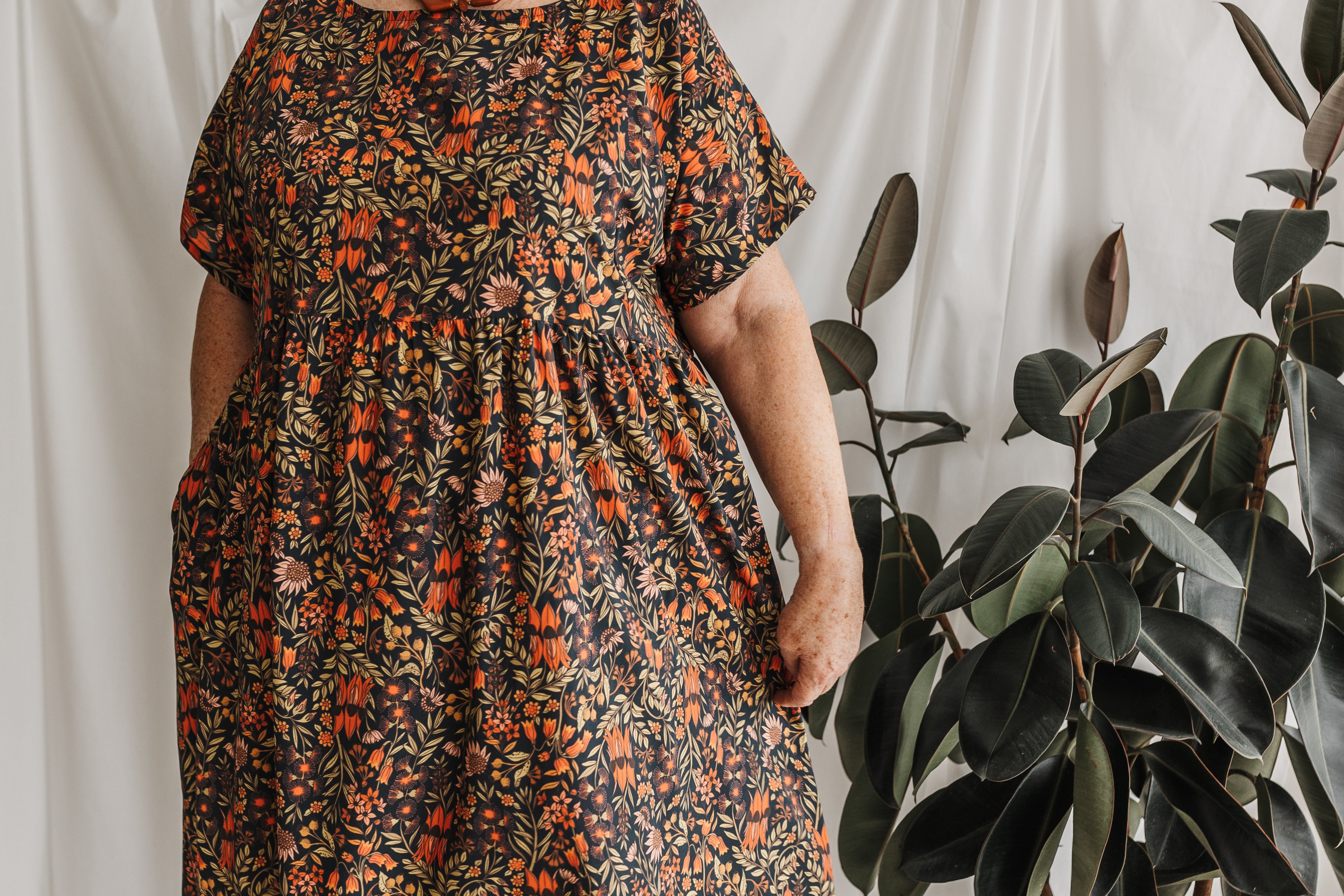 Frida Shift Dress in Desert Pea – Black